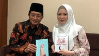 Ayana juga sempat berpose bersama imam besar Masjid Istiqlal, Prof Dr Nasaruddin Umar. Dok. Instagram/xolovelyayana