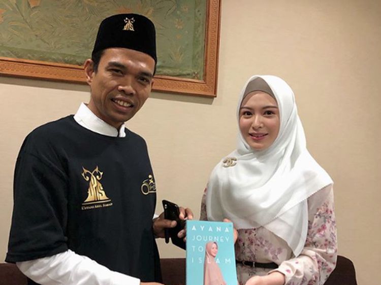 Bikin Adem! Potret Ayana Moon dan Seleb Indonesia