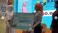 Foto tersebut diambil usai keduanya tampil dalam acara Islamic Book Fair pada awal Maret lalu. Dok. Instagram/xolovelyayana