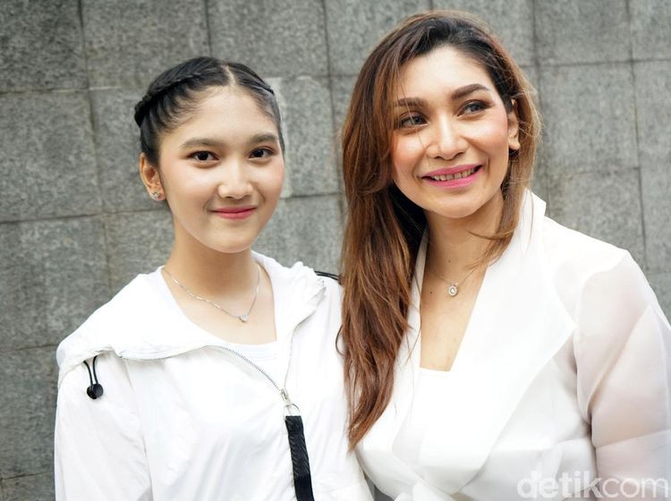 Kompaknya Baby Margaretha dan Putrinya