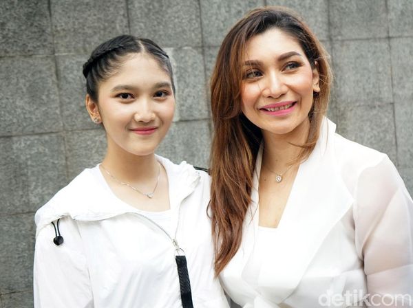 Kompaknya Baby Margaretha dan Putrinya