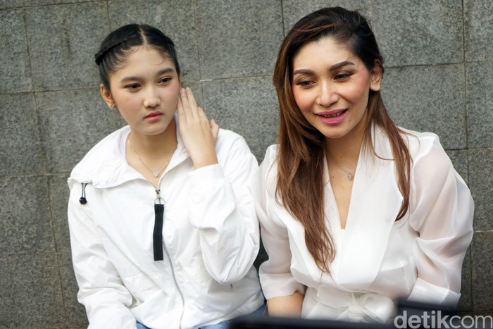 Baby Margaretha Baby Margaretha dan putrinya, Zahra.