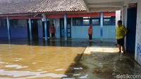 Pantauan detikcom, Kamis (11/6) sekitar pukul 12.00 WIB, tampak air masih menggenangi di SDN Sriwulan 3 Demak. Ketinggian air sekitar 40 cm di area halaman dan ruang guru sekitar 35 cm.
