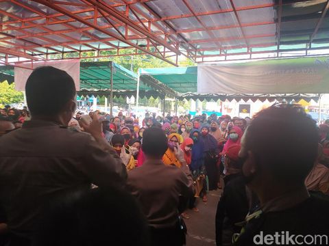 Demi mendapatkan bantuan langsung tunai (BLT), warga rela antri berjubel di Kantor Pos Jalan Sultan Agung Sidoarjo. Bahkan antrian sampai meluber ke pinggir jalan.