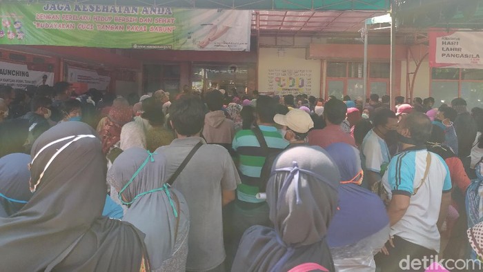Demi mendapatkan bantuan langsung tunai (BLT), warga rela antri berjubel di Kantor Pos Jalan Sultan Agung Sidoarjo. Bahkan antrian sampai meluber ke pinggir jalan.