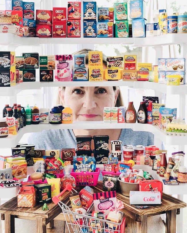 Hobi mantan model ini pun terinspirasi dari hobinya sejak kecil yang suka bermain boneka Barbie seperti kebanyakan anak perempuan. Berkarier di dunia fashion, Tonya kemudian lebih sadar akan imej tubuh dan penampilan Barbie yang tidak realistis. Foto: Instagram @grandmagetsreal