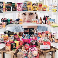 Hobi mantan model ini pun terinspirasi dari hobinya sejak kecil yang suka bermain boneka Barbie seperti kebanyakan anak perempuan. Berkarier di dunia fashion, Tonya kemudian lebih sadar akan imej tubuh dan penampilan Barbie yang tidak realistis. Foto: Instagram @grandmagetsreal