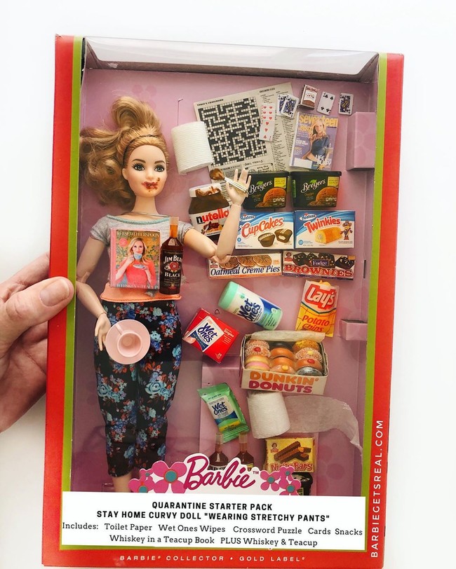 Terinspirasi kondisi yang sedang terjadi di dunia, Tonya mengkreasikan koleksi Barbie dan Ken miliknya untuk dibuat lebih mirip realita. Ia pun menunjukkan bagaimana jika Barbie dan Ken yang selalu terlihat sempurna harus meeting online hingga terlalu banyak ngemil di rumah. Foto: Instagram @grandmagetsreal
