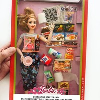 Terinspirasi kondisi yang sedang terjadi di dunia, Tonya mengkreasikan koleksi Barbie dan Ken miliknya untuk dibuat lebih mirip realita. Ia pun menunjukkan bagaimana jika Barbie dan Ken yang selalu terlihat sempurna harus meeting online hingga terlalu banyak ngemil di rumah. Foto: Instagram @grandmagetsreal