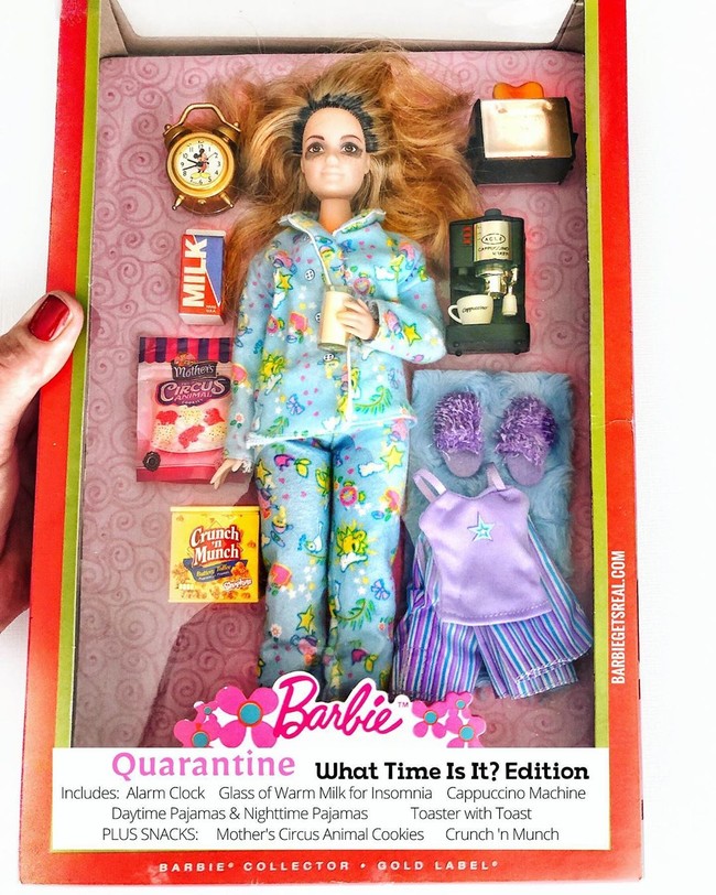 Tonya Ruiz punya hobi unik untuk wanita seusianya. Wanita 80 tahun tersebut suka bermain Barbie. Tapi yang membuatnya spesial, Tonya mendadani Barbie dengan setting yang realistis, misalnya saat mereka menghadapi pandemi Corona. Foto: Instagram @grandmagetsreal