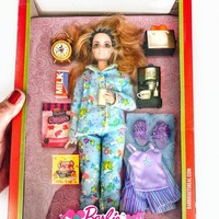 Tonya Ruiz punya hobi unik untuk wanita seusianya. Wanita 80 tahun tersebut suka bermain Barbie. Tapi yang membuatnya spesial, Tonya mendadani Barbie dengan setting yang realistis, misalnya saat mereka menghadapi pandemi Corona. Foto: Instagram @grandmagetsreal