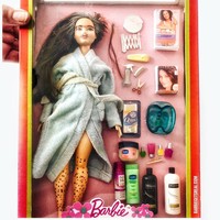 Tonya menyesuaikan Barbie-nya dengan kondisi yang terjadi pada banyak orang. Misalnya wanita yang mencoba untuk merawat diri di rumah karena salon-salon tutup dan hasilnya belum tentu memuaskan. Foto: Instagram @grandmagetsreal