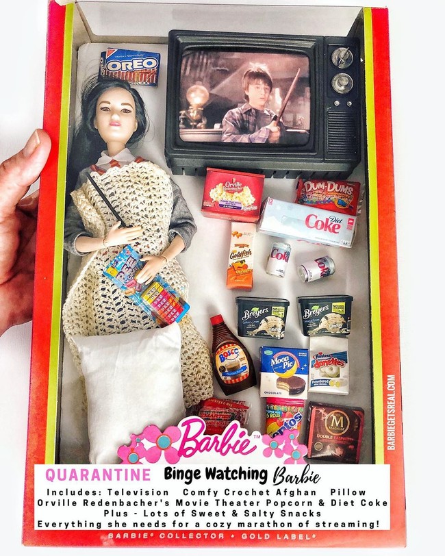 Meski sempat tidak menyukai Barbie, Tonya kemudian mulai mengekspolor boneka-boneka menyerupai manusia tersebut menjadi realistis ketika cucu-cucunya ingin bermain dengan mereka. Ia menyarankan cucu-cucu untuk memilih yang sesuai dengan keluarga. Kemudian ia mulai membuat sendiri Barbie dengan setting yang lebih bisa diterima. Foto: Instagram @grandmagetsreal