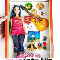 Aku melihat bagaimana hidupku terpengaruhi dengan masalah imej tubuh jadi aku seperti menganggap tubuh Barbie sangat tidak realistis, tidak mungkin dicapai. Jadi ketika aku punya anak aku tidak ingin ada Barbie di rumah, kata Tonya kepada Insider. Foto: Instagram @grandmagetsreal