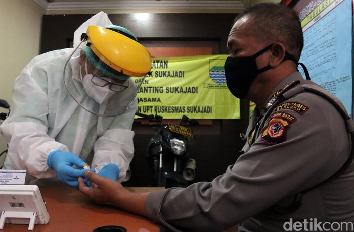 Belasan polisi di Bandung menjalani rapid test. Pemeriksaan itu diketahui digelar oleh Rumah Sakit Advent Bandung.