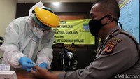 Seorang petugas kepolisian di Bandung menjalani rapid test di Jalan Raya Sukajadi, Kota Bandung, Jawa Barat, Kamis (11/6/2020).