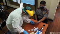 Kompol Marselinus Firdaus mengatakan, 15 anggota yang mengikuti rapid test merupakan anggota yang turun langsung ke masyarakat, khususnya turut serta dalam penanganan COVID-19 di wilayah Sukajadi. Ia pun menyebut, 15 anggota yang mengikuti rapid test hasilnya negatif.