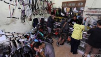 Permintaan komponen sepeda pun mulai dipesan para pengunjung.