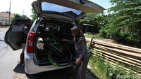 Warga terlihat membawa sepda untuk direparasi di bengkel.