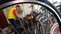 Pekerja merakit dan memperbaiki komponen yang rusak di bengkel sepeda Pak Min 2 di jalan Aster Raya, Grogol, Sukoharjo, Jawa Tengah, Kamis (11/6).