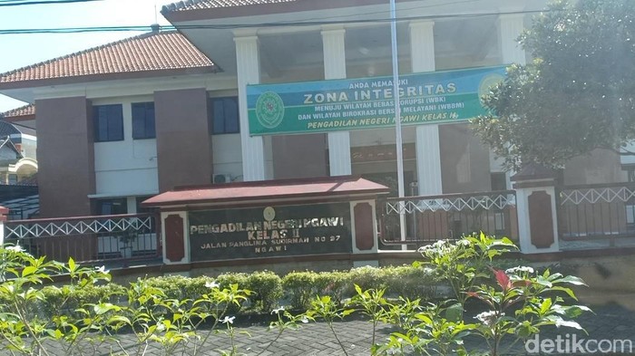 Pengacara istri pertama Didi Kempot hadir di Pengadilan Negeri Ngawi. Hari ini merupakan sidang putusan perubahan nama belakang Didi Kempot dalam buku nikah.