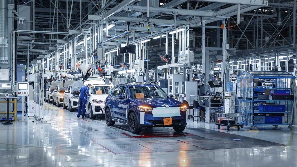 BMW iX3 masuk ke jalur produksi