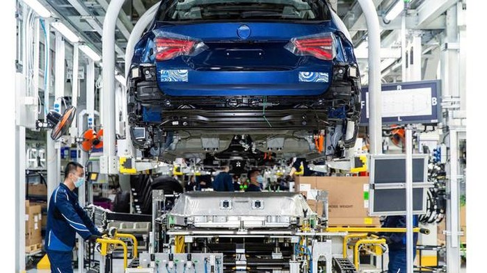 BMW iX3 masuk ke jalur produksi
