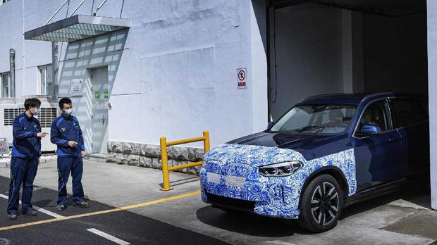 BMW iX3 masuk ke jalur produksi