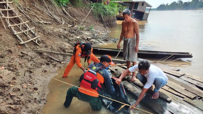 BPBD bersama dengan Basarnas Jambi menemukan jenazah Nenek Muna yang hanyut di Sungai Batanghari, Jambi.