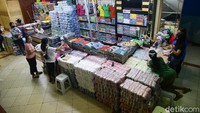 Blok A Pasar Tanah Abang memiliki 7.833 unit kios dengan jumlah kios aktif sebanyak 7.100 unit. 