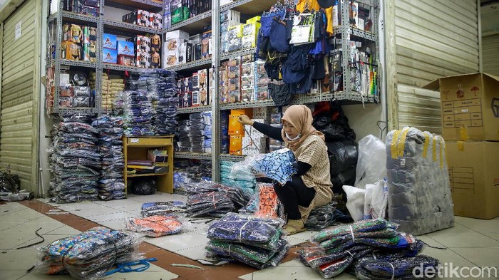 Buka 15 Juni, Kios-kios Tanah Abang Blok A Pakai Ganjl Genap Pasar Tanah Abang Blok A bakal dibuka pada, Senin (15/6) mengikuti penerapan PSBB Transisi. Kios-kios di lokasi pun rencananya akan diatur dengan sistem ganjil genap.