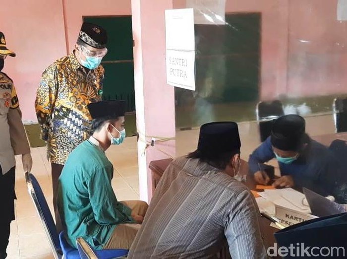 Bupati Rembang Abdul Hafidz meninjau penerapan protokol keehatan di Ponpes Al-Anwar 1, Sarang, Kamis (11/6/2020).