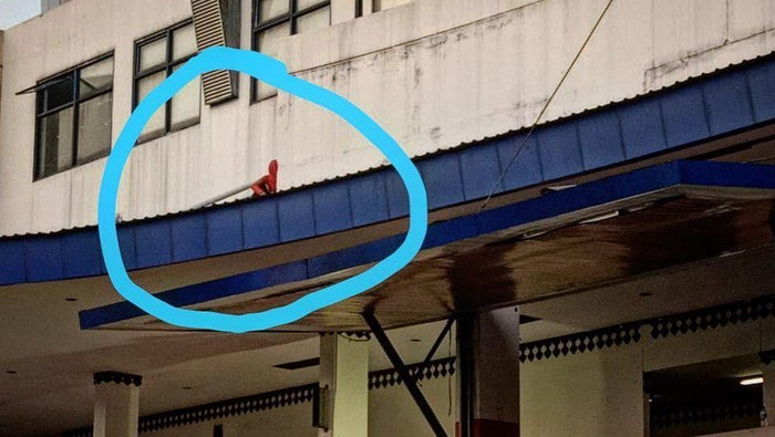 Damkar Jaktim evakuasi seorang perempuan yang panjat atap GOR Ciracas diduga takut rapid test