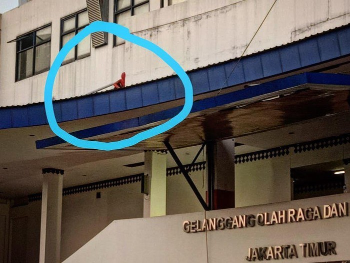 Damkar Jaktim evakuasi seorang perempuan yang panjat atap GOR Ciracas diduga takut rapid test