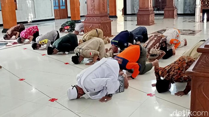 Deklarasi new normal dan Bupati Kebumen Yazid Mahfudz sujud syukur, Kamis (11/6/2020).