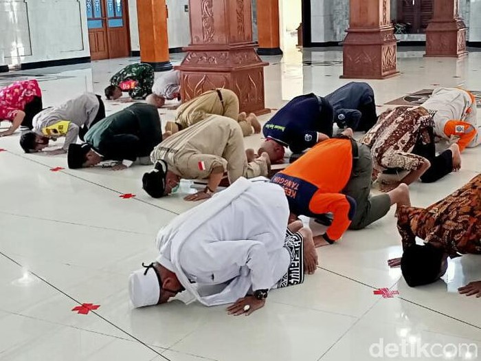 Deklarasi new normal dan Bupati Kebumen Yazid Mahfudz sujud syukur, Kamis (11/6/2020).