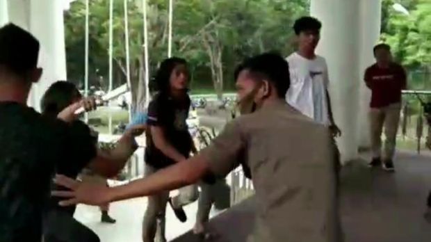Demo di DPRD Konawe ricuh. Mereka menuntuk perbaikan jembatan di Desa Latoma.