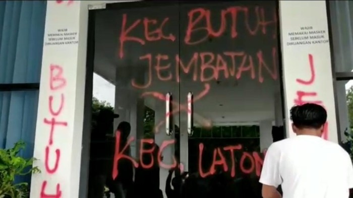 Demo di DPRD Konawe ricuh. Mereka menuntuk perbaikan jembatan di Desa Latoma.