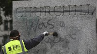 Usai menjadi sasaran aksi vandalisme, petugas pun membersihkan coretan-coretan yang menghiasi patung Churchill pada Senin (8/6) lalu. Seperti diketahui, aksi Black Lives Matter digelar di sejumlah negara di dunia sebagai aksi protes atas kematian seorang pria kulit hitam AS, George Floyd, di tangan oknum polisi di kawasan Minneapolis, Amerika Serikat, beberapa waktu lalu. Gelombang protes atas kematian Floyd terjadi karena kematiannya dianggap sebagai salah satu bentuk tindakan rasis. Aaron Chown/PA via AP.