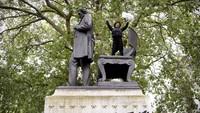 Patung mantan Presiden Amerika Serikat, Abraham Lincoln pun turut menjadi sasaran aksi vandalisme saat sejumlah demonstran turun ke jalan di kawasan London, Inggris, untuk mengikuti aksi Black Lives Matter, pada Sabtu (6/6) lalu. AP Photo/Alberto Pezzali.