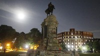 Patung Jenderal Konfederasi Robert E. Lee  juga menjadi sasaran aksi vandalisme. Patung salah satu tokoh yang terlibat dalam Perang Saudara Amerika itu tampak dipenuhi dengan coretan saat dipotret oleh seorang fotografer pada Jumat (5/6) lalu. AP Photo/Steve Helber.