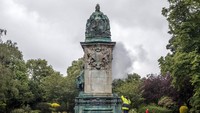 Seorang petugas sedang membersihkan patung Ratu Victoria yang dipenuhi dengan coretan bertuliskan BLM, pembunuh dan pemilik budak di kawasan Woodhouse Moor, Leeds, Inggris, Rabu (10/6/2020) waktu setempat. Patung Ratu Victoria turut jadi sasaran aksi vandalisme setelah serangkaian protes terkait Black Lives Matter terjadi di Inggris selama akhir pekan. Danny Lawson/PA via AP.