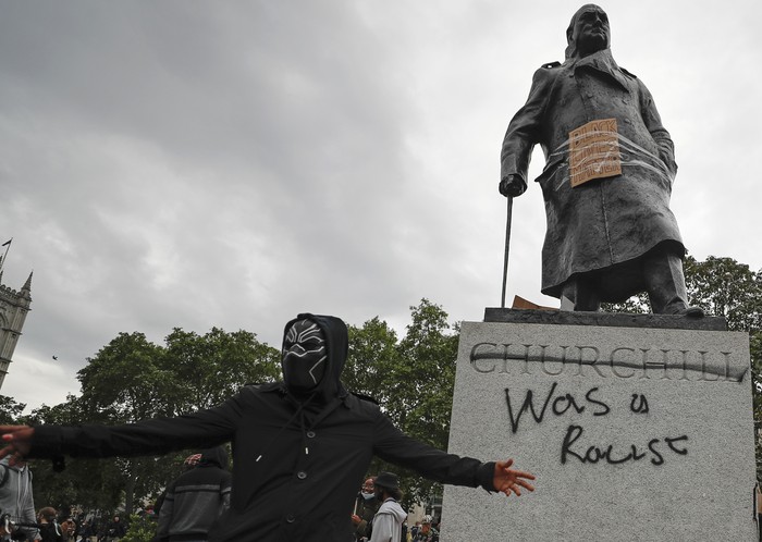 Kematian George Floyd picu gelombang protes anti-rasisme. Sejumlah patung tokoh terkenal pun jadi sasaran vandalisme saat gelaran aksi protes itu berlangsung.