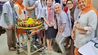  Nasi kuning ini jadi kejutan untuk Mesty yang sedang bertugas di rumah sakit. Berpose bersama teman-temannya, Mesty tampak cantik tersenyum simpul di antara rekan kerjanya. Foto: instagram @mestyariotedjo