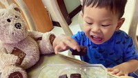 Sukses bikin tiramisu, Mesty mencoba membuat brownies. Nah ini dia brownies buatan Mesty yang baru saja matang. Si kecil sudah siap melahapnya. Foto: instagram @mestyariotedjo