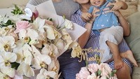  Nah kalau foto yang ini diambil pada 25 April kemarin. Kuenya kali ini lebih modern dengan hiasan bunga dan butter cream berwarna pastel. Foto: instagram @mestyariotedjo