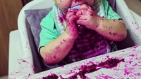 Waduh! Si kecil ini sedang belajar makan buah naga, Mesty sengaja membiarkan anaknya makan buah naga dengan cara yang seru. Walaupun semuanya jadi berantakan ya. Foto: instagram @mestyariotedjo