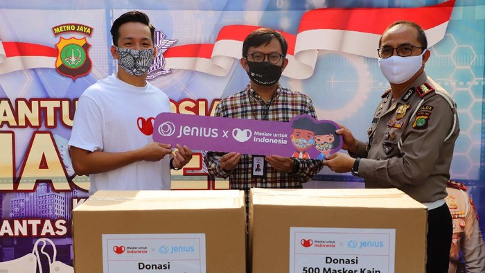 Donasi 2.000 Masker untuk Warga Terdampak Corona JAKARTA,11/06-Donasi Jenius X Masker Untuk Indonesia. Digital Banking Integrated Marketing Communications Lead Bank BTPN Dimas Novriandi (tengah), Penggagas Gerakan Masker Untuk Indonesia Kevin Osmond (kiri) memberikan secara simbolis sebanyak 2.000 masker kepada Ditlantas Polda Metro Jaya yang diwakili oleh Kombes. Pol. Sambodo Purnomo Yogo, S.I.K., M.T.C.P di gedung Ditlantas Polda Metro jaya, Jakarta, Kamis (11/06). Jenius berkolaborasi dengan Masker Untuk Indonesia menggalang donasi masker guna menekan angka penyebaran COVID-19 di Indonesia. Selain bertujuan untuk membatasi penyebaran COVID-19, gerakan ini juga membantu keberlangsungan pelaku industri kreatif baik pegiat seni, ilustrator, dan UMKM. Masker yang tersedia berbahan dasar scuba.