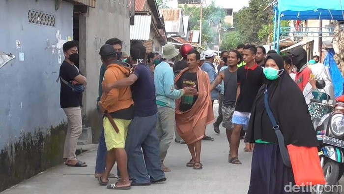 Dua kelompok warga Polewali Mandar terlibat keributan karena beda pendapat soal penanganan pasien dalam pengawasan (PDP) Corona (Abdy Febriady/detikcom)