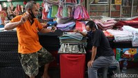 Sejumlah pedagang pun saling menghibur diri dengan bermain catur.